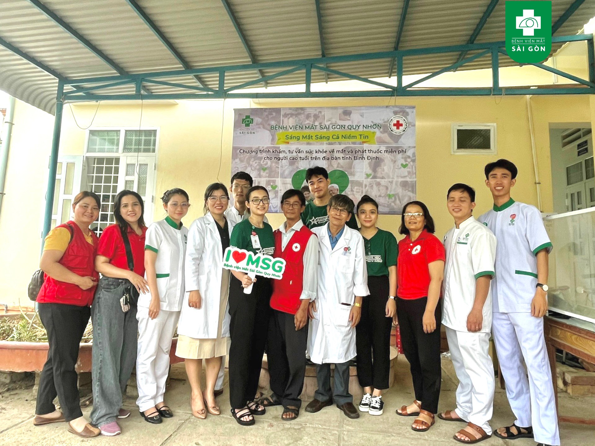 Chuyến xe vì cộng đồng "Sáng mắt sáng cả niềm tin'' sáng nay tiếp tục lăn bánh đến trao gửi yêu thương cho người dân trên địa bàn huyện Tuy Phước