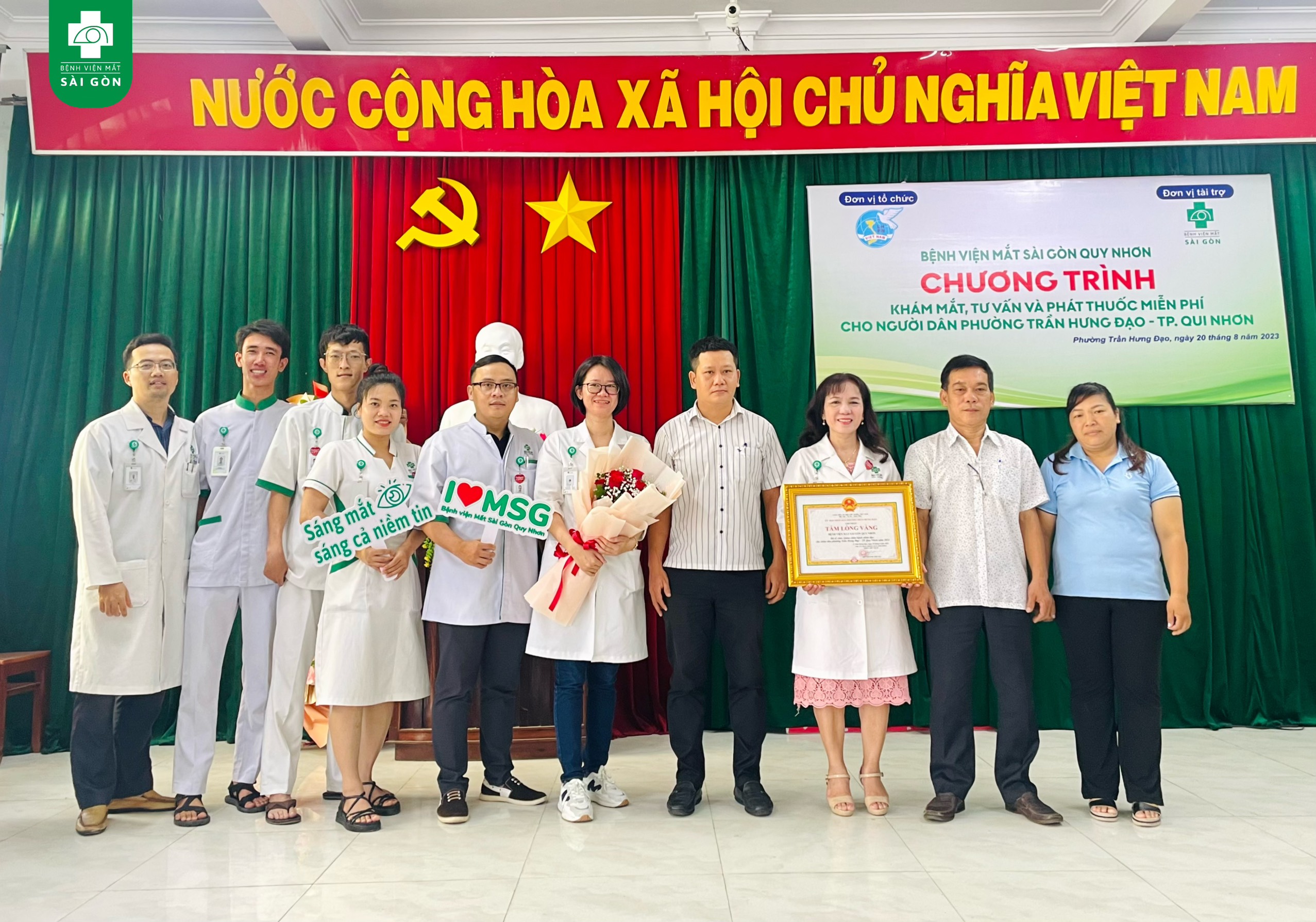 Bệnh viện Mắt Sài Gòn Quy Nhơn tiếp tục hành trình trao yêu thương đến phường Trần Hưng Đạo - Hơn 200 người dân tại đây được khám tầm soát và cấp phát thuốc miễn phí.